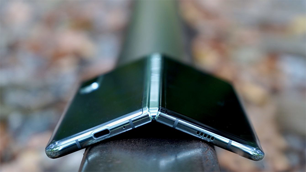 Samsung-Galaxy-Fold-review-resting-on-tracks-1340x754.png