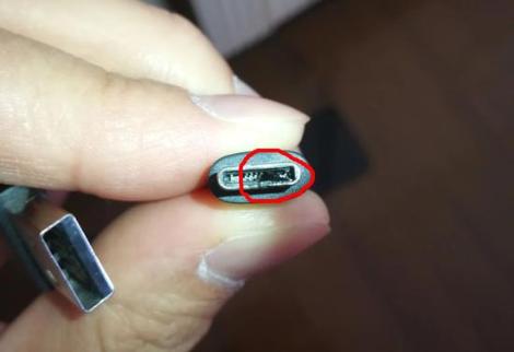 手机USB接口和充电线接口均有被烧黑的痕迹