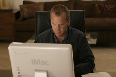 ▲ 到了第五季，鲍尔的电脑已经升级成了 iMac。
