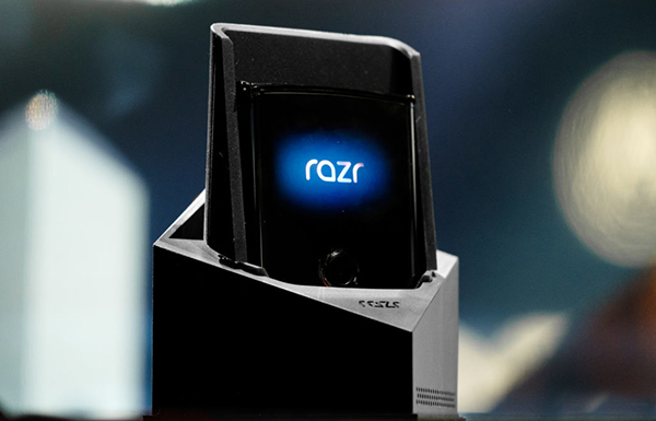 Moto-Razr-foldable-folded-sitting-in-box-speaker.jpg