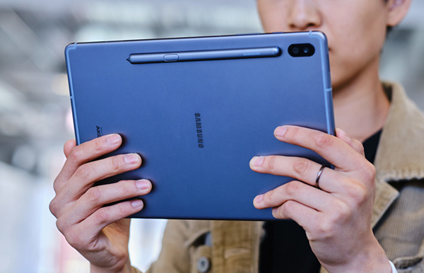 Samsung-Tab-S6-tablet-in-hand-back-1340x754.jpg