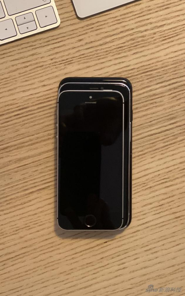 三款手机堆在一起，屏幕尺寸最大的5.4寸iPhone 12尺寸剧中