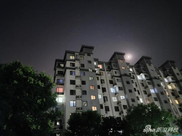 夜间样张，开启超级夜景后画面亮度提升，噪点得到一定控制，画面相对纯净